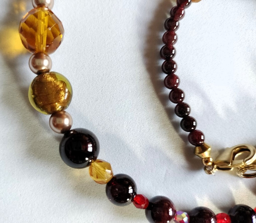 Collier en perles de grenat et perles de verre n° 010