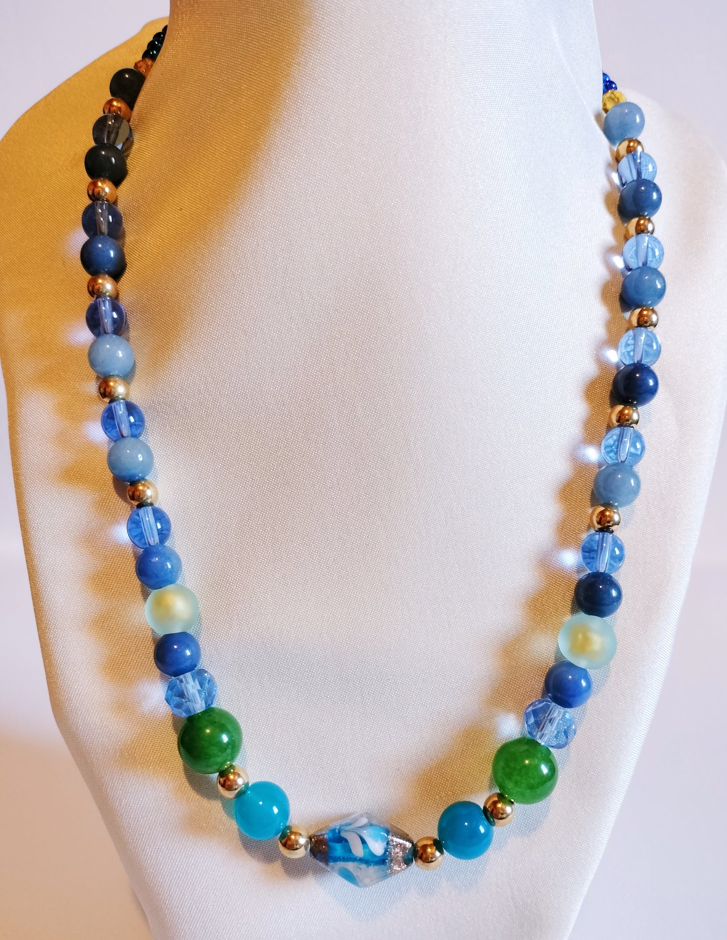 Collier en pierres naturelles et perles de verre et de métal n°006