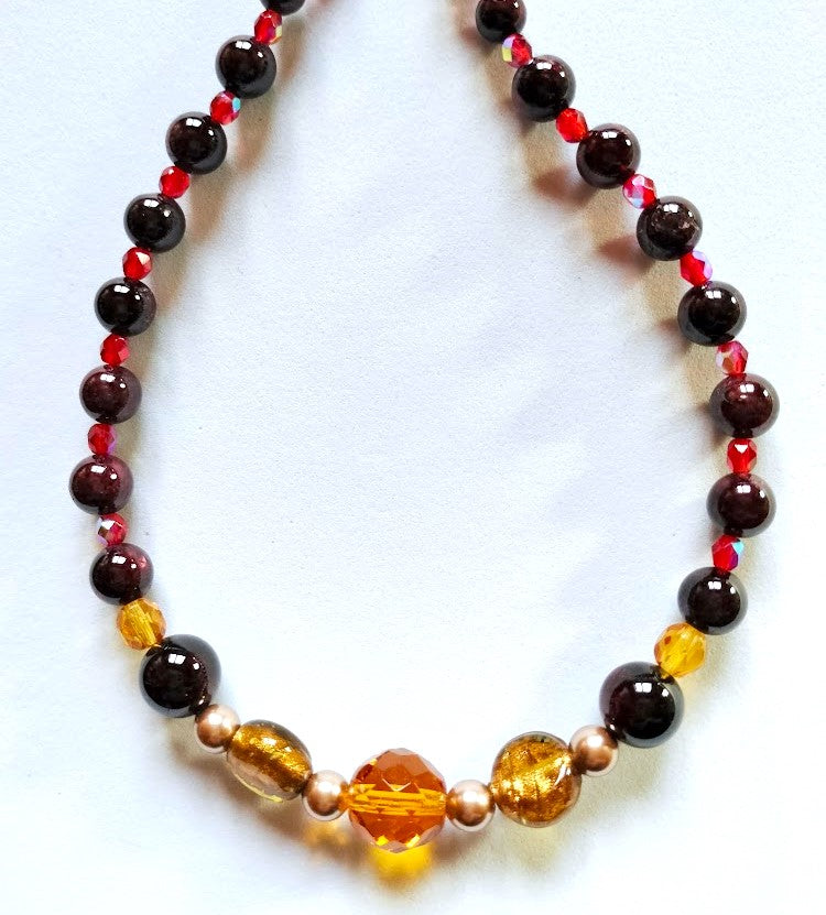 Collier en perles de grenat et perles de verre n° 010